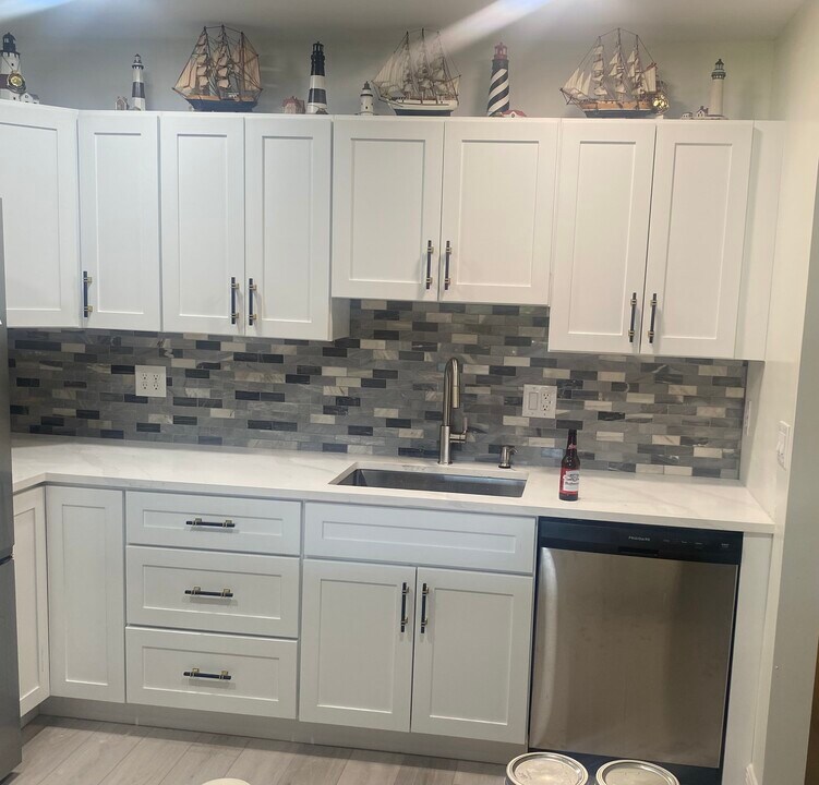 571 SW South River Dr in Stuart, FL - Building Photo