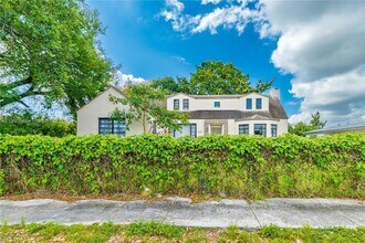 1238 NE 112th St in Miami, FL - Foto de edificio - Building Photo