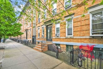 64-24 Madison Street in Ridgewood, NY - Foto de edificio - Building Photo