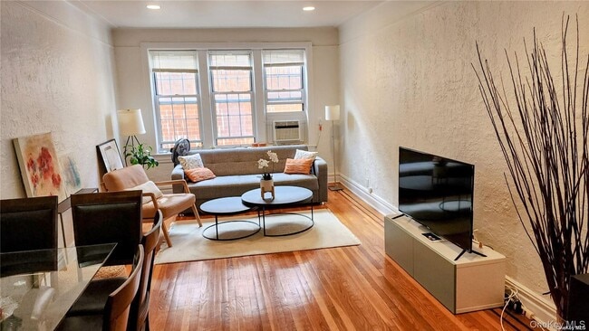 4 Maple Dr in Great Neck, NY - Building Photo - Building Photo