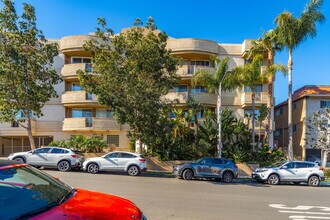 Rochester Hill Condominiums in Los Angeles, CA - Building Photo - Building Photo