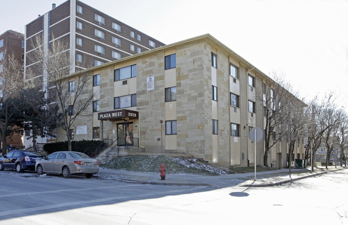 Plaza West in Milwaukee, WI - Foto de edificio