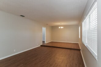 528 Crestover Dr in Tampa, FL - Building Photo - Building Photo