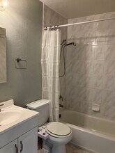 945 40th St, Unit D in Oakland, CA - Foto de edificio - Building Photo