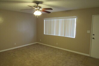 2623 Van Buren Pl in Bakersfield, CA - Foto de edificio - Building Photo