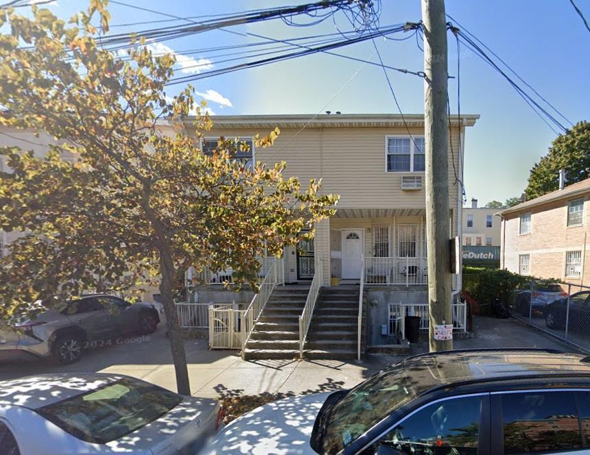 107-10 166th St in Queens, NY - Building Photo