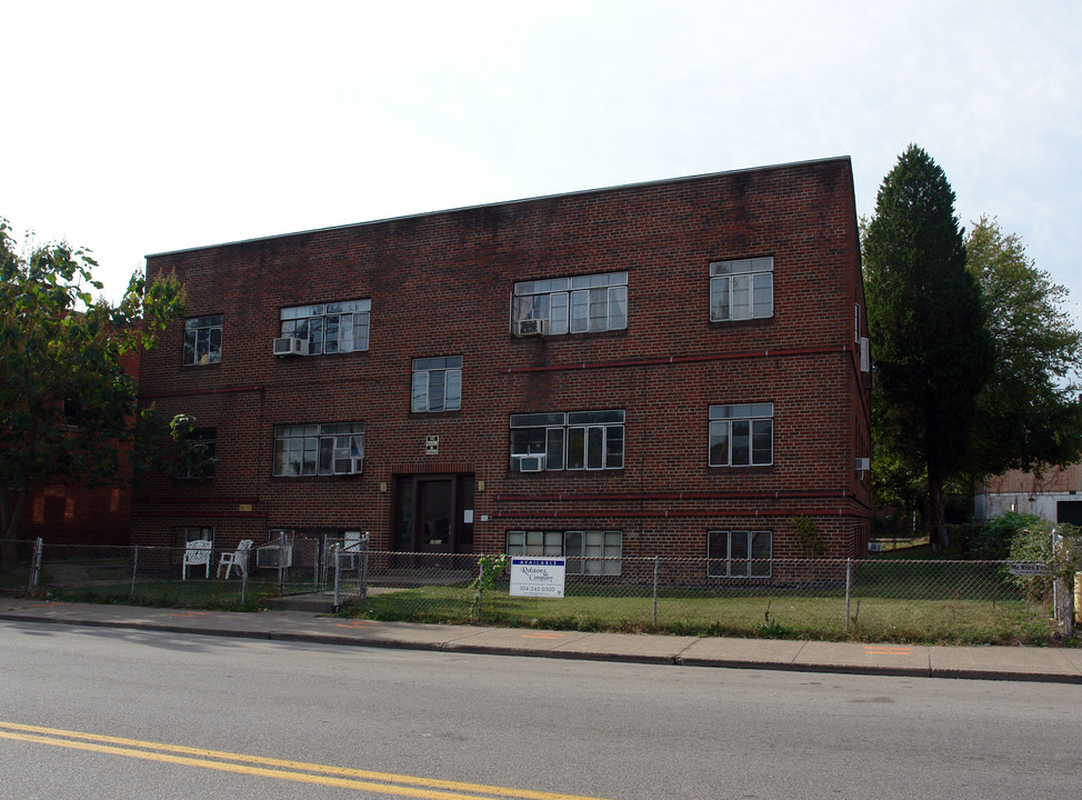 1511 Washington St E in Charleston, WV - Building Photo