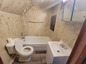 2411 Harlan St in Falls City, NE - Building Photo - Building Photo