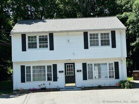 17 Commerce St in Clinton, CT - Building Photo