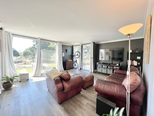 2055 E Broadway in Long Beach, CA - Building Photo - Building Photo