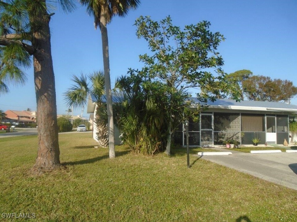 4926 York St in Cape Coral, FL - Building Photo