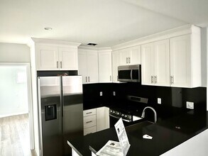 19421 Ventura Blvd, Unit 4 in Tarzana, CA - Building Photo - Building Photo