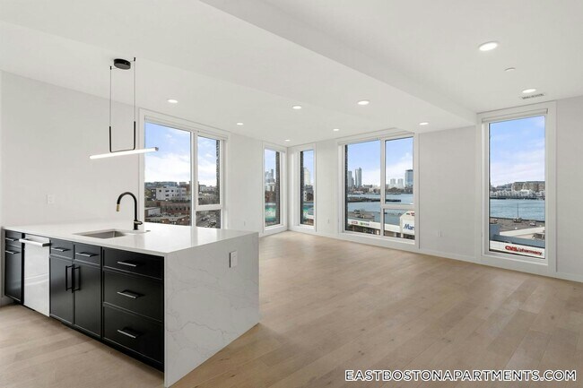 215 Border St in Boston, MA - Building Photo - Building Photo