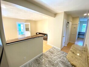 9 Arthur Ter, Unit 2 in Watertown, MA - Foto de edificio - Building Photo