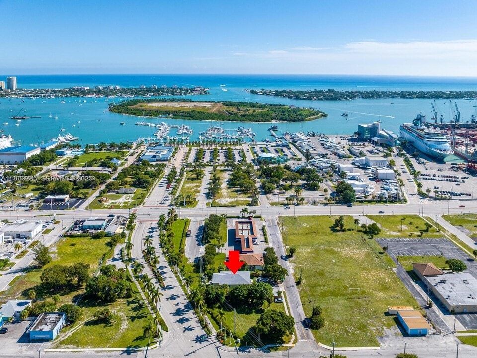 56 W 12th St in West Palm Beach, FL - Building Photo