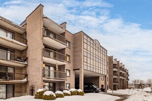 Residence Vanier in Laval, QC - Building Photo