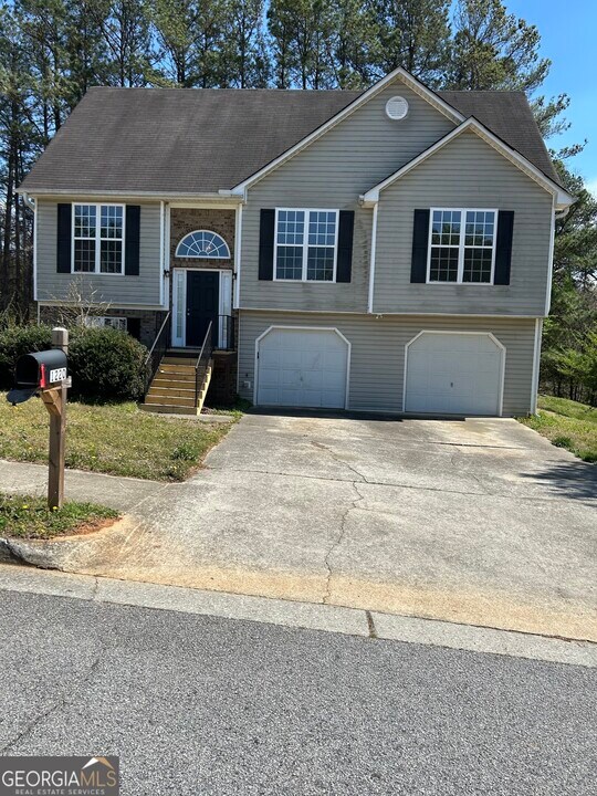 1220 Augusta Woods Dr in Douglasville, GA - Building Photo