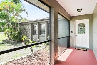 1302 Georgetowne Cir in Sarasota, FL - Building Photo - Building Photo