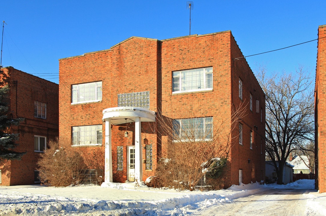 5212 Lee Rd in Maple Heights, OH - Building Photo