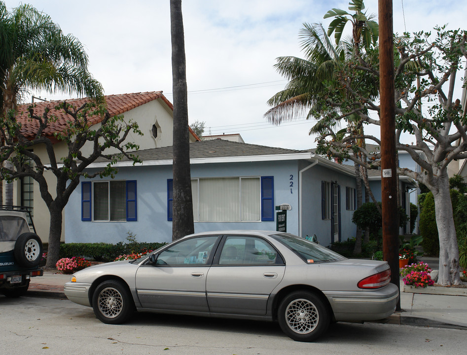 221 8th St in Seal Beach, CA - Building Photo