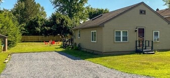 10 Newark St in Saratoga Springs, NY - Building Photo