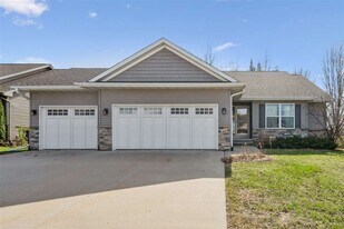660 Galway Dr in Iowa City, IA - Building Photo