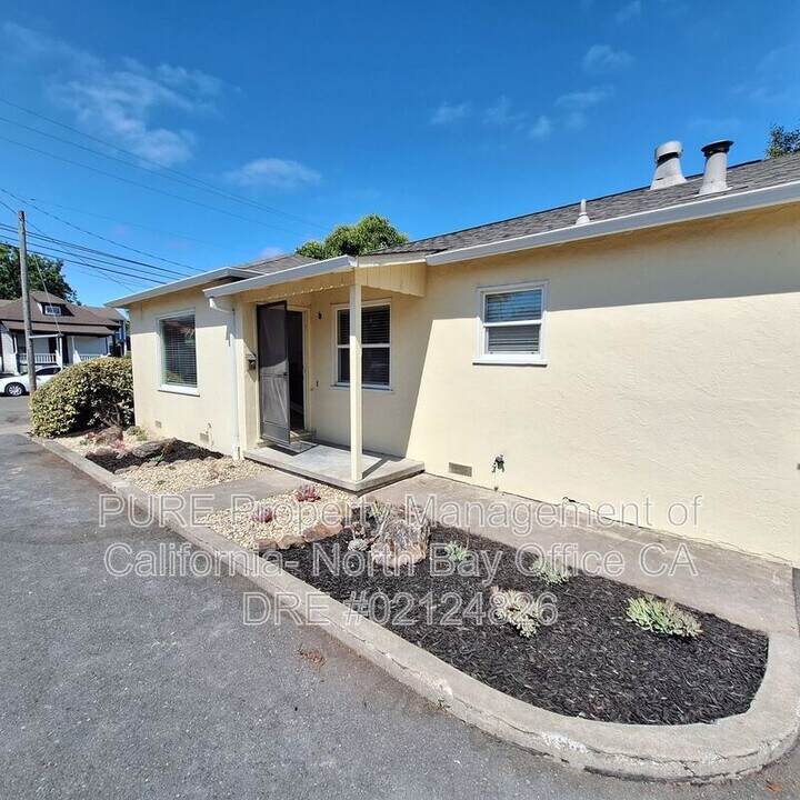 312 Baker St in Petaluma, CA - Building Photo