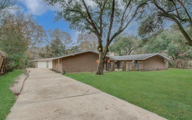 809 Brook Hollow Dr in Conroe, TX - Building Photo - Building Photo