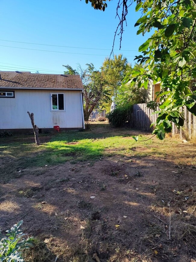 637 NE Christian St in Myrtle Creek, OR - Building Photo - Building Photo