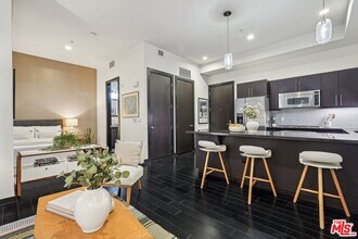 655S S Hope St in Los Angeles, CA - Building Photo - Building Photo