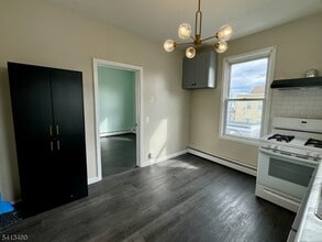 318 Ampere Pkwy in Bloomfield, NJ - Building Photo - Building Photo