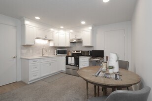 159 Redfern Dr, Unit 2 in Longmeadow, MA - Building Photo