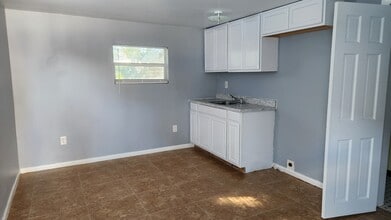 2252 Maple Ave, Unit #2 in Ft. Myers, FL - Foto de edificio - Building Photo