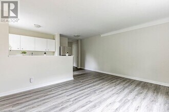 118 St Joseph's Dr in Hamilton, ON - Building Photo - Building Photo