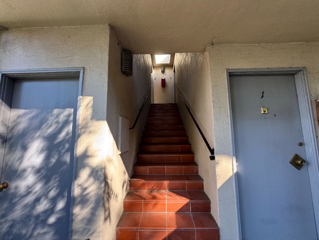 860 Prospect Row, Unit 2 in San Mateo, CA - Foto de edificio - Building Photo