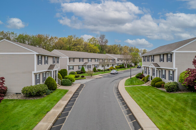 Meadowe Crest in Ludlow, MA - Foto de edificio - Building Photo