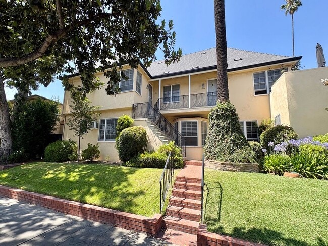 property at 1744 Huntington Dr