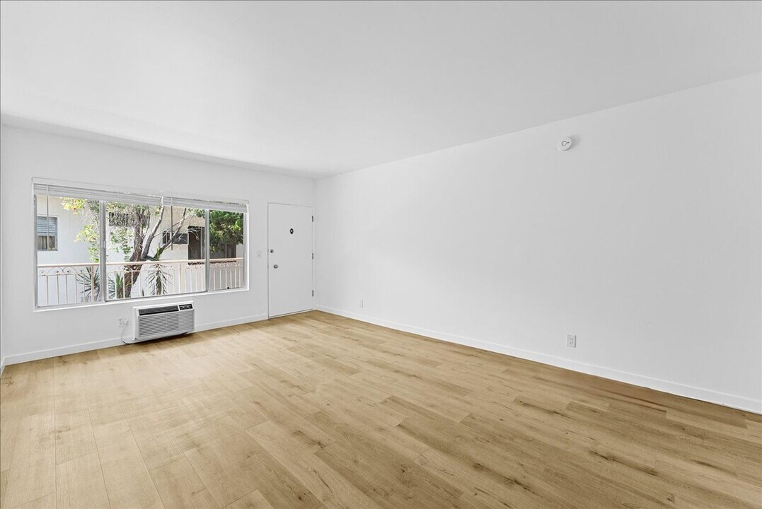 11661 Erwin St in Los Angeles, CA - Building Photo