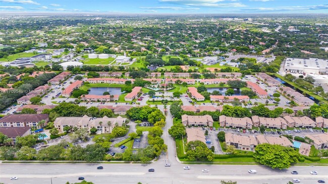 10185 Twin Lakes Dr in Coral Springs, FL - Building Photo - Building Photo