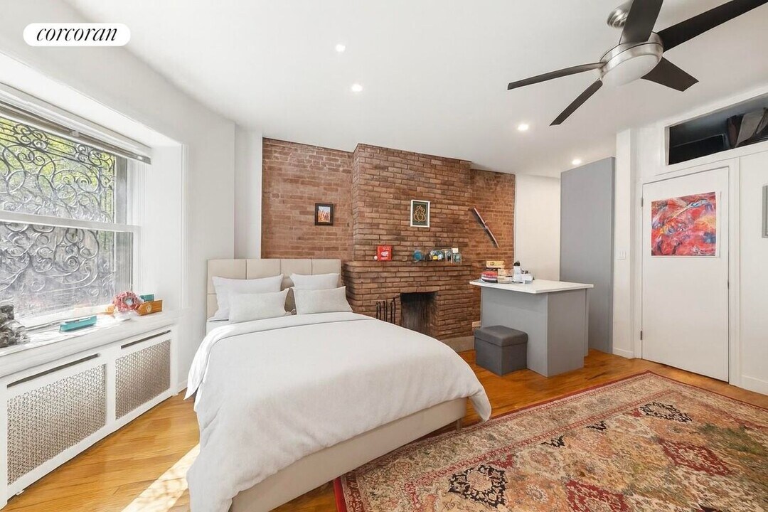 323 W 89th St in New York, NY - Building Photo