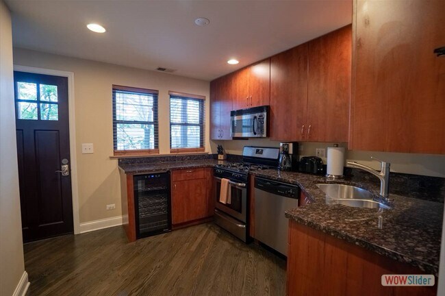 2104 W Roscoe St, Unit 2 in Chicago, IL - Building Photo - Building Photo