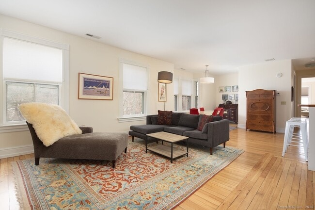 31 Sharon Rd in Salisbury, CT - Foto de edificio - Building Photo