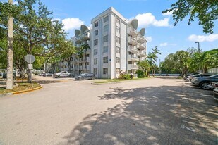 498 NW 165th St in Miami, FL - Building Photo