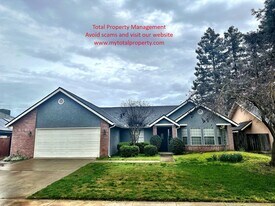 1126 N Palm St in Visalia, CA - Building Photo