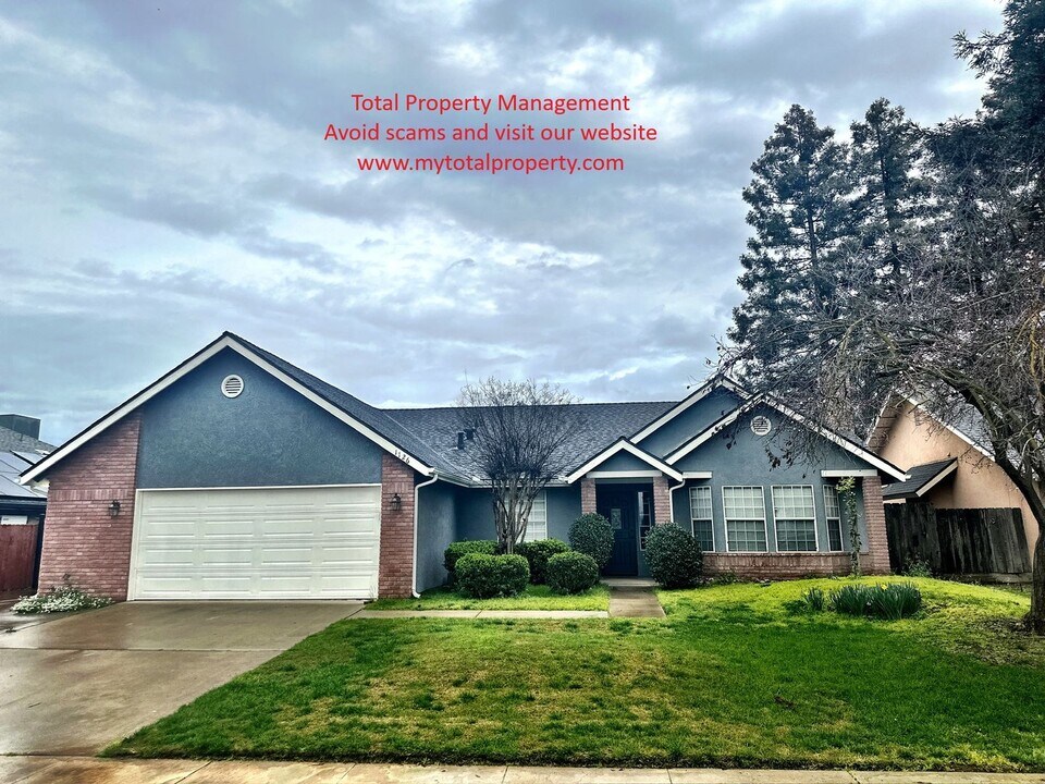 1126 N Palm St in Visalia, CA - Building Photo