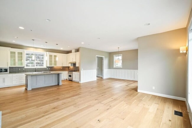 307 NW Meridian Ridge Ct in Portland, OR - Building Photo - Building Photo