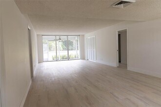 4007 N Cypress Dr in Pompano Beach, FL - Building Photo - Building Photo