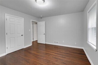 2710 Dresden Dr in Chamblee, GA - Foto de edificio - Building Photo