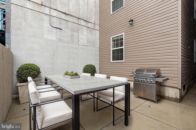property at 1802 E Huntingdon St