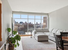 1550 E Royall Pl, Unit 11 in Milwaukee, WI - Building Photo